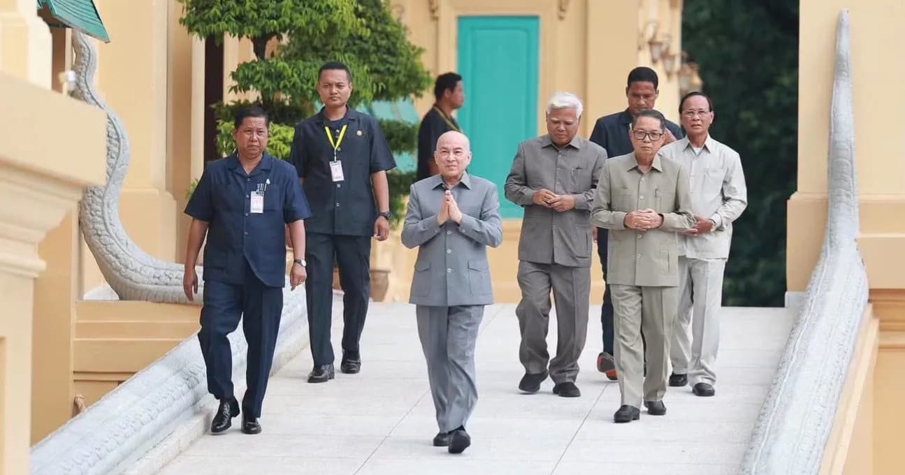 ព្រះបាទសម្តេចព្រះបរមនាថ នរោត្តម សីហមុនី ព្រះមហាក្សត្រនៃព្រះរាជាណាចក្រកម្ពុជា ស្តេចយាងជាព្រះរាជាធិបតីដ៏ខ្ពង់ខ្ពស់បំផុត ក្នុងព្រះរាជពិធីសម្ពោធជានិមិត្តរូបតាមរូបភាព ដែលជាព្រះរាជសមិទ្ធិផលដ៏ថ្លៃថ្លារបស់ព្រះករុណាព្រះមហាក្សត្រ