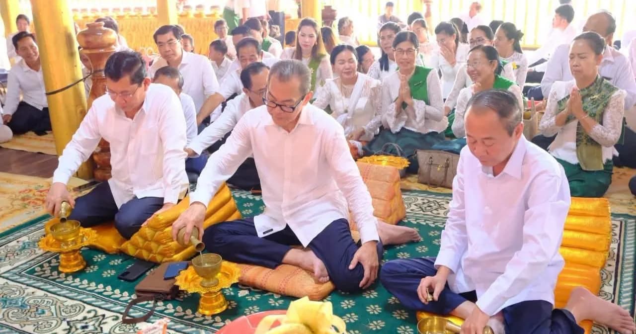 ថ្នាក់ដឹកនាំខេត្តក្រចេះ អញ្ជើញនាំយកទាយ្យទានប្រគេនព្រះសង្ឃ និងបានរាប់បាត្រឆ្លង ក្នុងវេនកាន់បិណ្ឌទី១២ នៅវត្តបទុមរង្សី (ក្រគរ) សង្កាត់ក្រគរ ក្រុងក្រចេះ