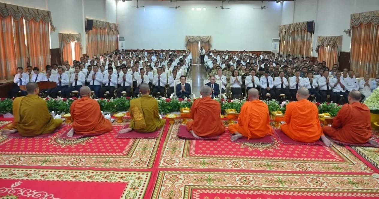 ថ្នាក់ដឹកនាំខេត្តក្រចេះ រួមជាមួយមន្រ្តីរាជការទាំងអស់ ប្រារព្ធពិធីគោរពវិញ្ញាណក្ខន្ធ ព្រះករុណា ព្រះបាទសម្ដេចព្រះ នរោត្តម សីហនុ ព្រះមហាវីរក្សត្រ ព្រះវររាជបិតា ឯករាជ្យ បូរណភាពទឹកដី និងឯកភាពជាតិខ្មែរ "ព្រះបរមរតនកោដ្ឋ គម្រប់ខួប ១៤ឆ្នាំ"